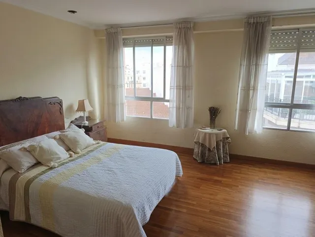 Gamarra Iturregui Consultores Inmobiliarios pone a su disposición este espacioso y luminoso piso con 3 habitaciones, 1 baño, cocina independiente, salón comedor, trastero, ascensor y garaje — 6