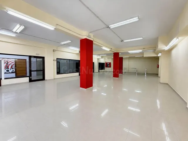 Amplio local comercial en alquiler en pleno corazón de Puert - foto 2