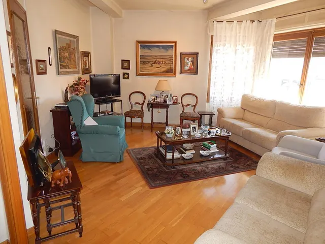 ETXEA Vende piso en el centro de Pamplona, 4 dormitorios, salón cocina, baño y aseo — 3