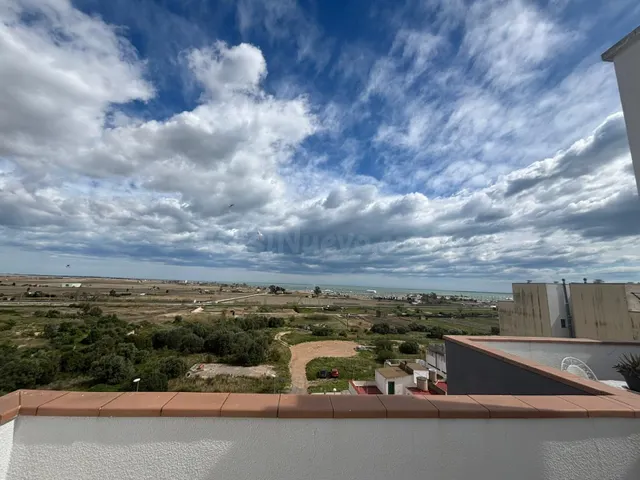 ÁTICO CON TERRAZA, VISTAS DESPEJADAS Y PARKING EN SANT CARLE - foto 3