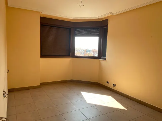 SE VENDE APARTAMENTO, COCINA, SALÓN, 2 HAB., 2 BAÑOS, ASCENSOR, TRASTERO, PLAZA DE GARAJE, NECESITA REFORMA. — 8