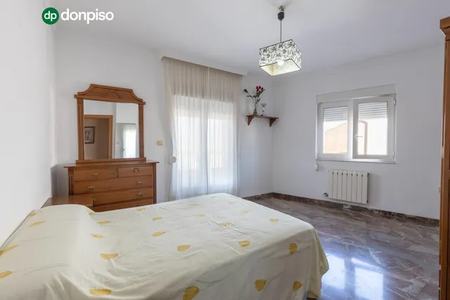 Casa en esquina en venta en Las Gabias — 38