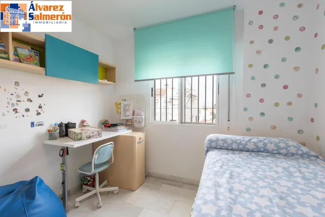 Casa independiente con piscina en La Zubia. — 25