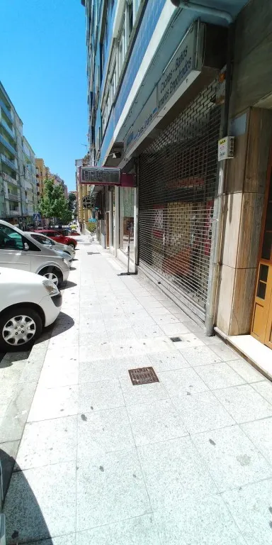 Amplio local de dos niveles en venta Santander — 10