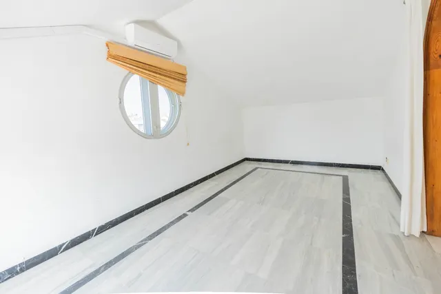 Amplio y céntrico ático con terraza y vistas al mar en Fuengirola — 9