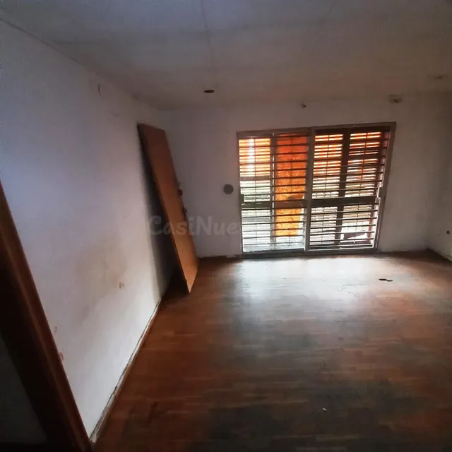 Piso a reformar con cuatro habitaciones. - foto 3