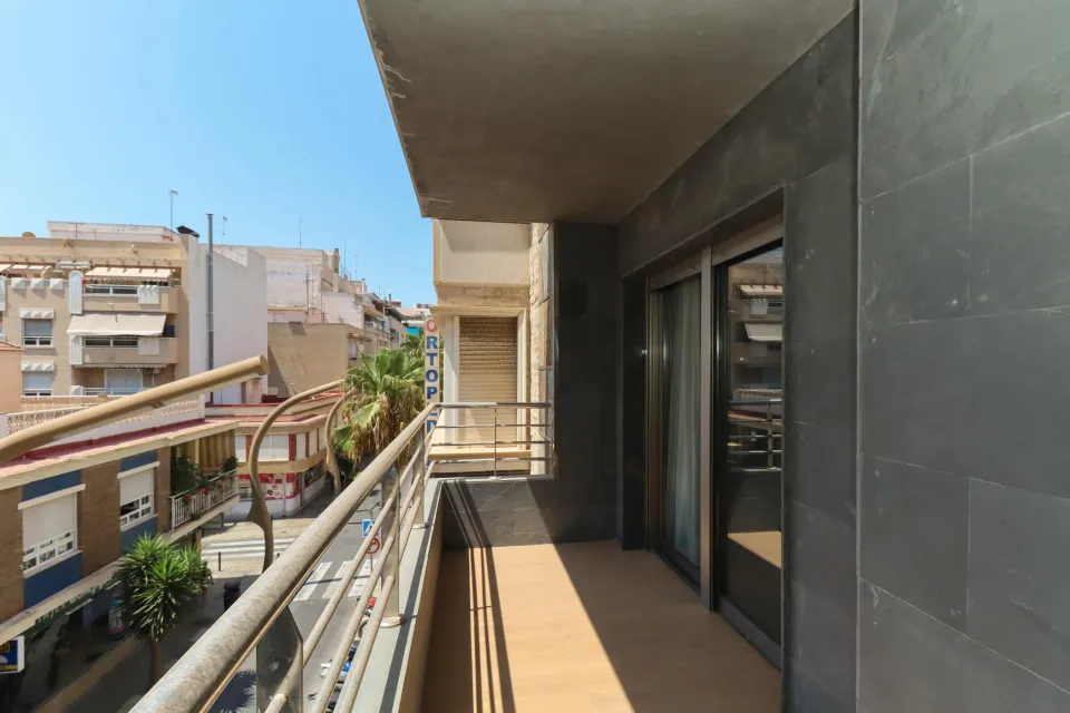 APARTAMENTO EN EL CENTRO DE TORREVIEJA CON GARAJE Y TRASTERO