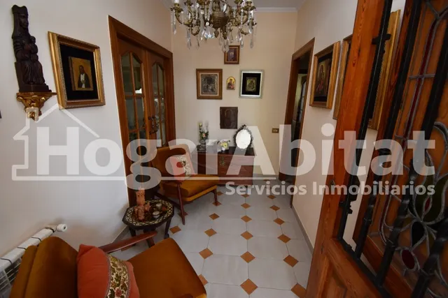 VILLA de 2 alturas con JARDÍN y PISCINA — 45