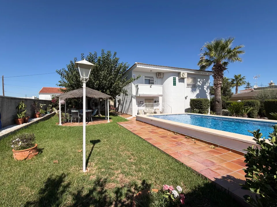 Espectacular Chalet en La Pobla de Vallbona - Ideal para Vivir