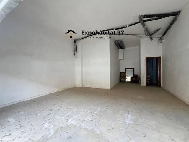 LOCAL AMB SORTIDA DE FUMS — 18