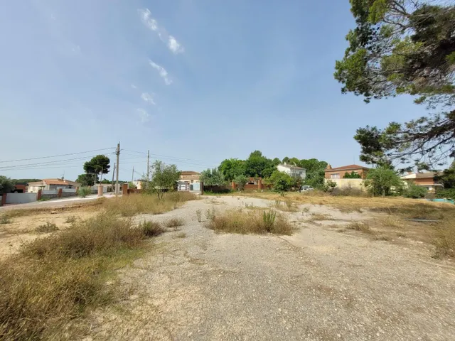Terreno llano con todos los servicios en El Maset de Masquefa — 12