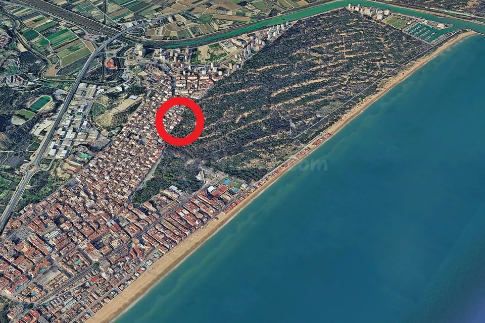 Parcela esquinera central en el lado del Parque Alfonso XIII. Posibilidad de construir 5 plantas (baja+4) con vistas al mar desde las superiores. Aprox. 785 m2 con 11 apartamentos y piscina interior.
