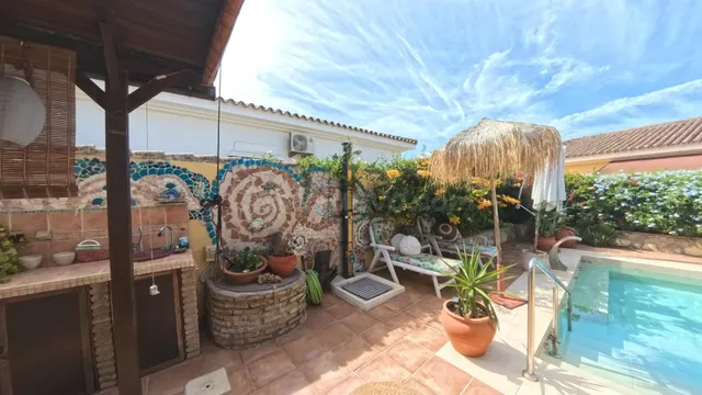 Chalet urbano reformado con piscina, placas solares y todas  - foto 4