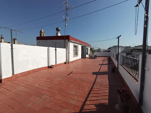 El verdadero lujo en el Realejo es tener tu propia cochera y compartir el edificio con un solo vecino. — 17