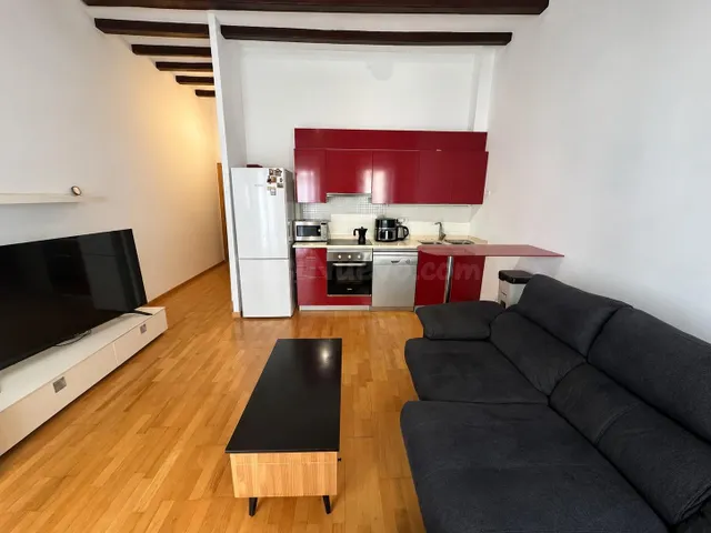 ¡Acogedor piso con espacio polivalente en una ubicación privilegiada de Badalona, cerca de la playa y con parking opcional! — 4