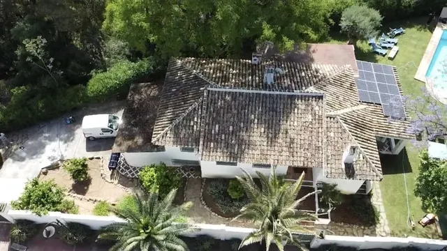 Alquiler larga temporada - Villa Privada con Piscina y Amplio Jardín en Cerrado de Elviria, Marbella — 8