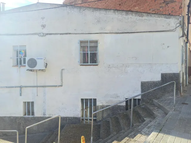 CHALET ADOSADO A REFORMAR, ESQUINERO CON SALIDA A DOS CALLES — 48