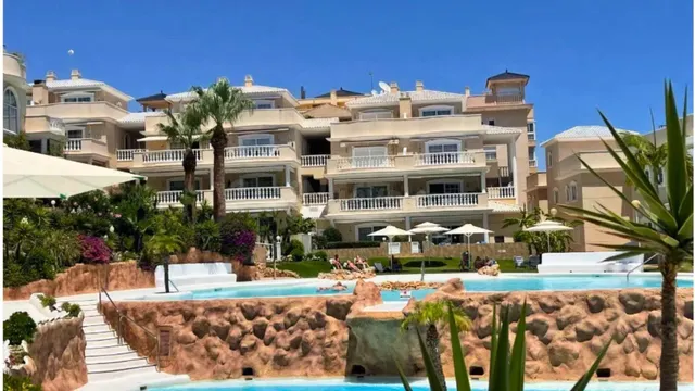 Piso con terraza, garaje y piscina en Guardamar del Segura - foto 3