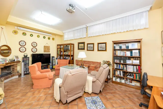 CHALET ADOSADO EN ZONA LA CALETA — 45