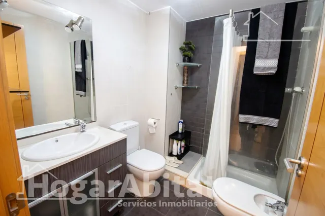 Vive con el confort de un residencial con piscina en este luminoso piso con balcón — 14