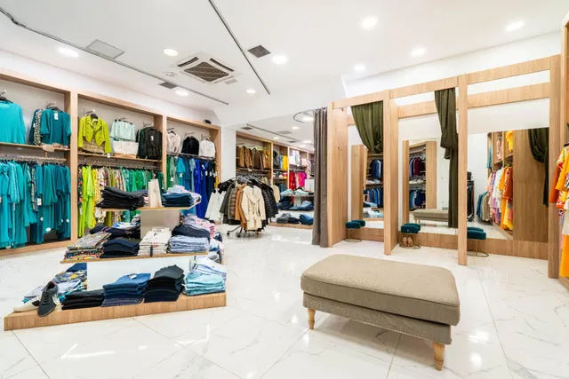 LOCAL COMERCIAL EN CALLE REYES CATOLICOS 12 — 2