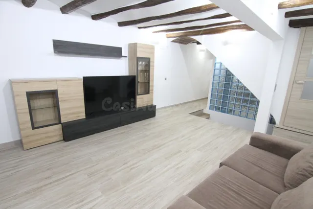 Casa reformada compuesta por dos viviendas separadas en el C - foto 3