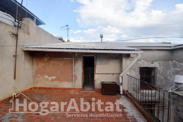 Extraordinaria finca con local comercial y múltiples posibilidades de reconversión a reformar en pleno centro — 21