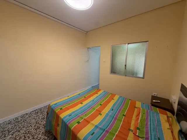 Bajo estudio ideal estudiantes · Zona universidades · 1 hab · Cocina y baño · Gastos no incluidos — 7