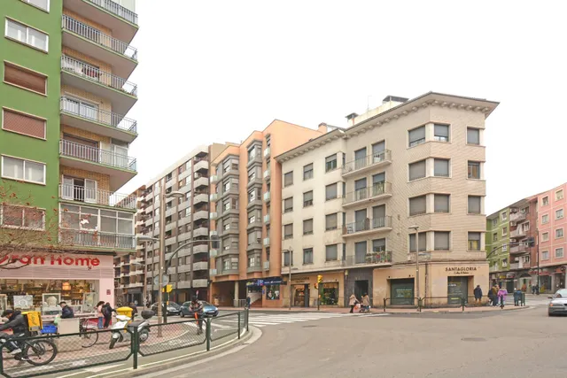PISO DE 3 DORMITORIOS CON GRAN TERRAZA- C/ MIGUEL SERVET — 30
