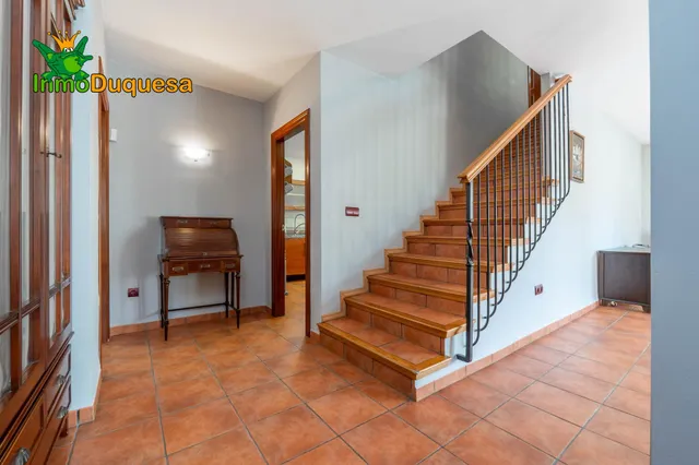 CHALET dividido en dos viviendas con piscina y zona ajardinadas. — 25