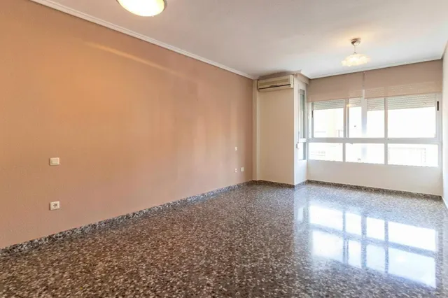 Amplia vivienda de 4 dormitorios con garaje, trastero y metro a pocos minutos — 32