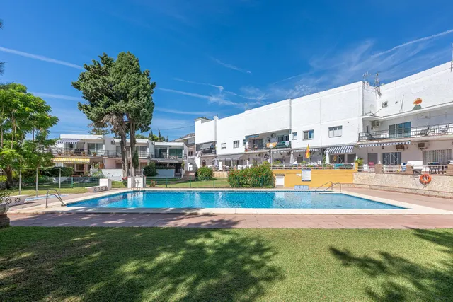 ¡Oportunidad en Doña Pilar! Piso de 2 dormitorios con piscina, jardines, parking y pista de tenis — 26