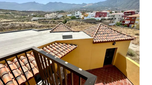 Chalet independiente con 5.318 m2 de parcela y vistas al mar en Candelaria — 46
