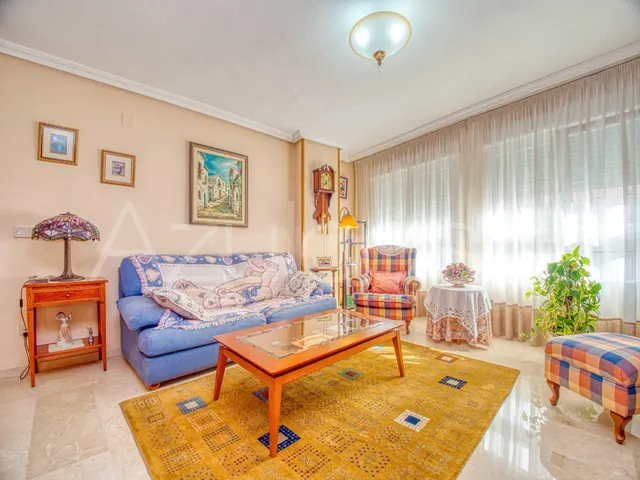 Piso en venta de 4 dormitorios y 2 baños completos con garaje Junto al Mercado Central de Alicante — 2