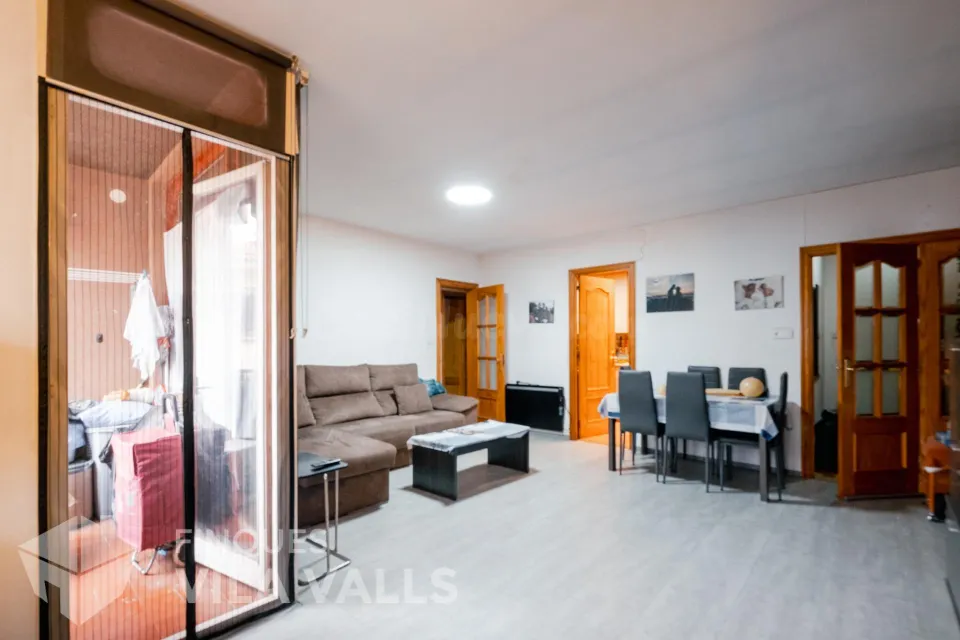 PISO CÉNTRICO CON BALCÓN, AMPLIOS ESPACIOS Y TERRAZA COMUNITARIA