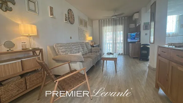 CHALET CON DOS VIVIENDAS INDEPENDIENTES Y VISTAS AL MAR