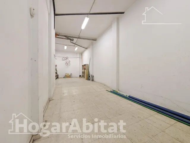 AMPLIO LOCA COMERCIAL CON MUCHAS POSIBILIDADES — 12