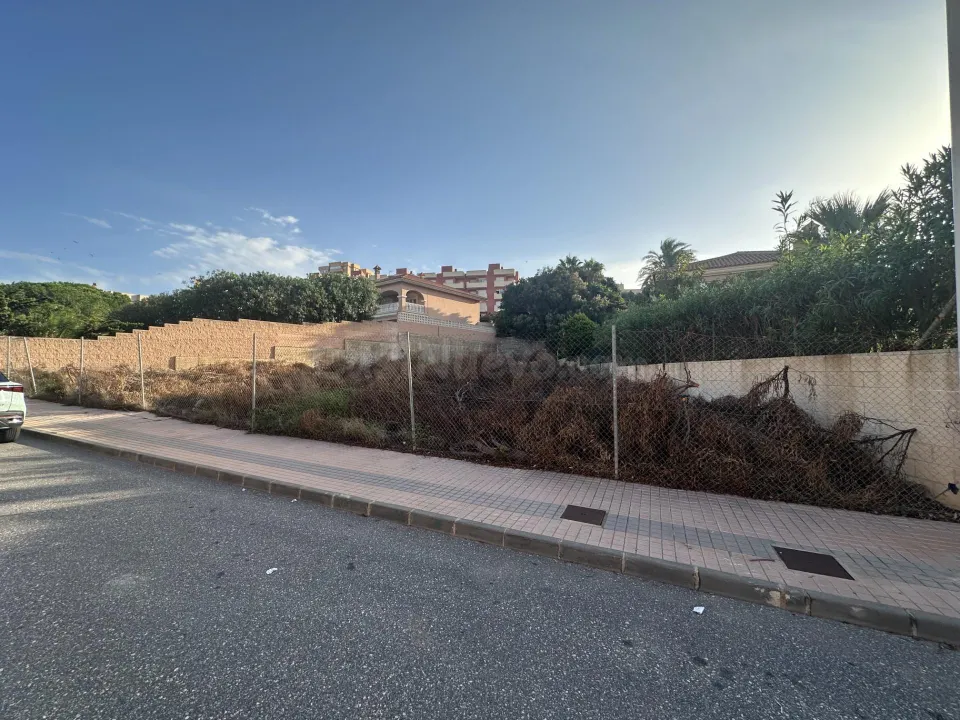 Parcela urbana de 600 m2 en La Manga del Mar Menor, zona consolidada y exclusiva