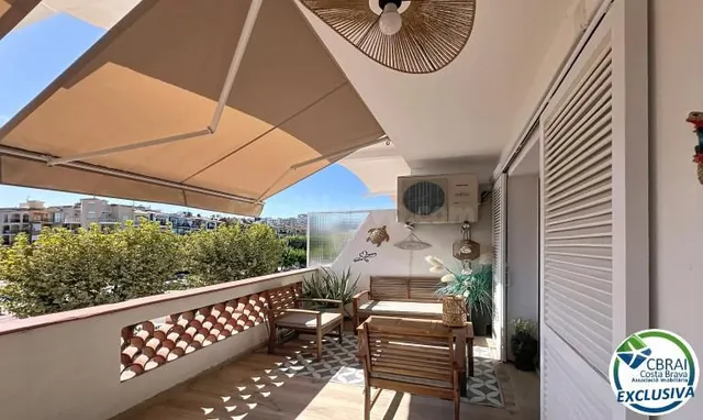 Apartamento reformado con terraza a 150 m de la playa – Empu