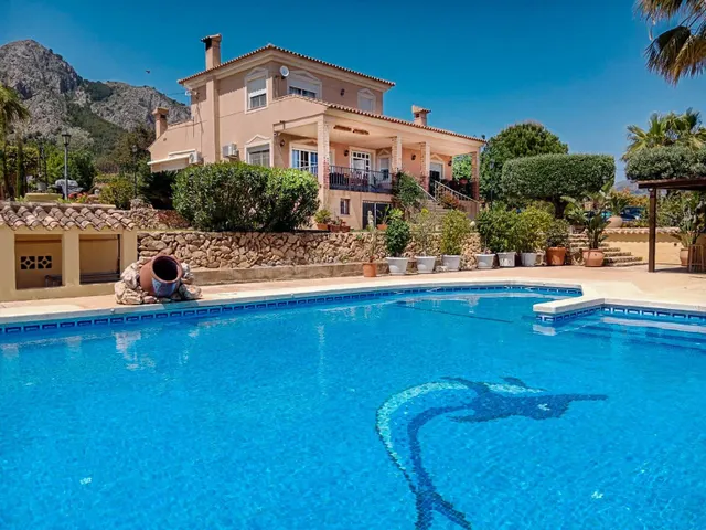 Villa de cuatro dormitorios con 4500m2 de parcela con piscin - foto 2