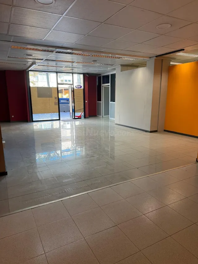 A Manresa. Zona Bases. Lloguem local de planta baixa. - foto 3