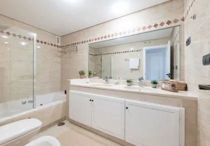 Apartamento en planta baja elevada con jardín privada, en La Mairena. — 14