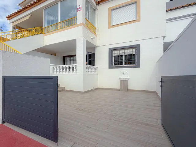 Espectacular bungalow reformado, con amplia terraza y parking para coche dentro de la parcela, en urbanización exclusiva con piscina comunitaria — 28