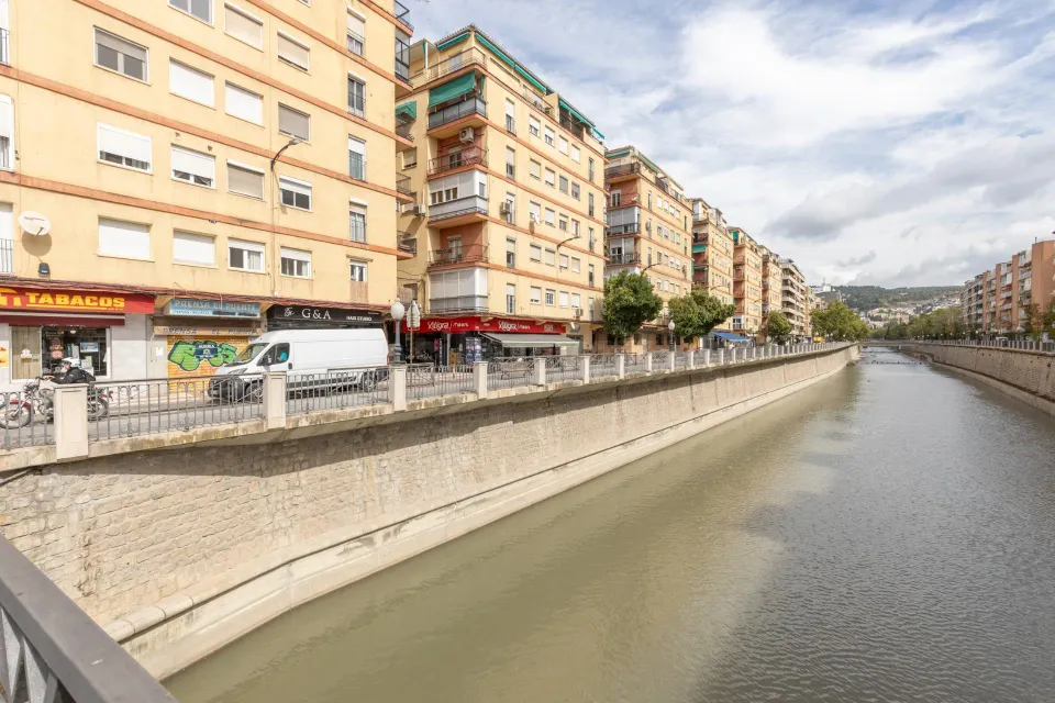 Piso amplio de tres dormitorios en ribera del genil-camino de ronda
