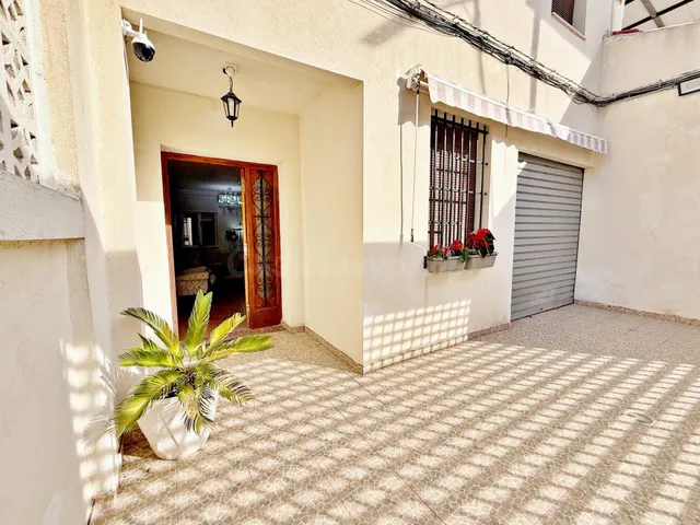 Casa en venta en Torrent – 4 habitaciones, patio, terraza y 