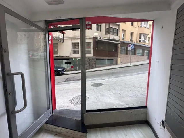 Local comercial con gran visibilidad en Santander — 2