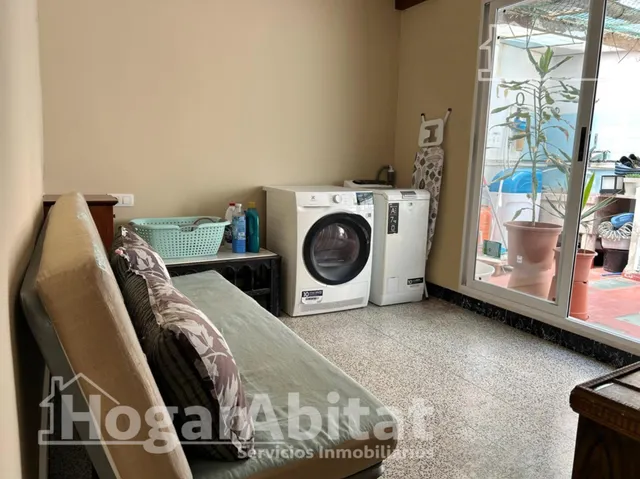 Tradición y calidez mediterránea en esta emblemática casa de pueblo reformada con chimenea, patio — 9