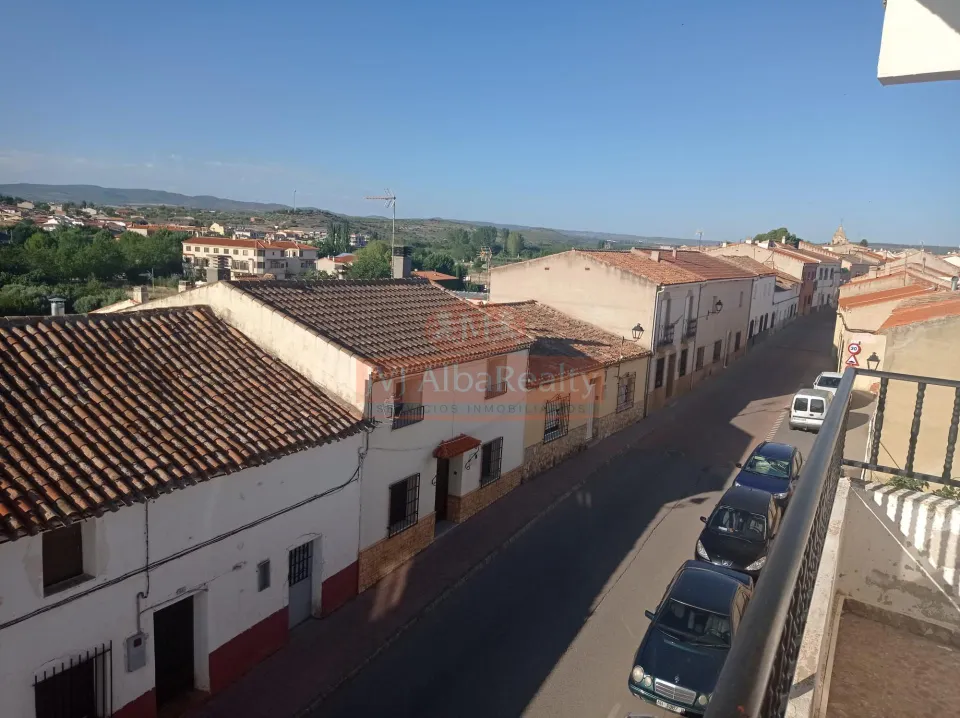SE VENDE PISO Y LOCAL EN SAN PEDRO(PUEBLO) EN BUEN ESTADO, CON 5 DORMITORIOS.