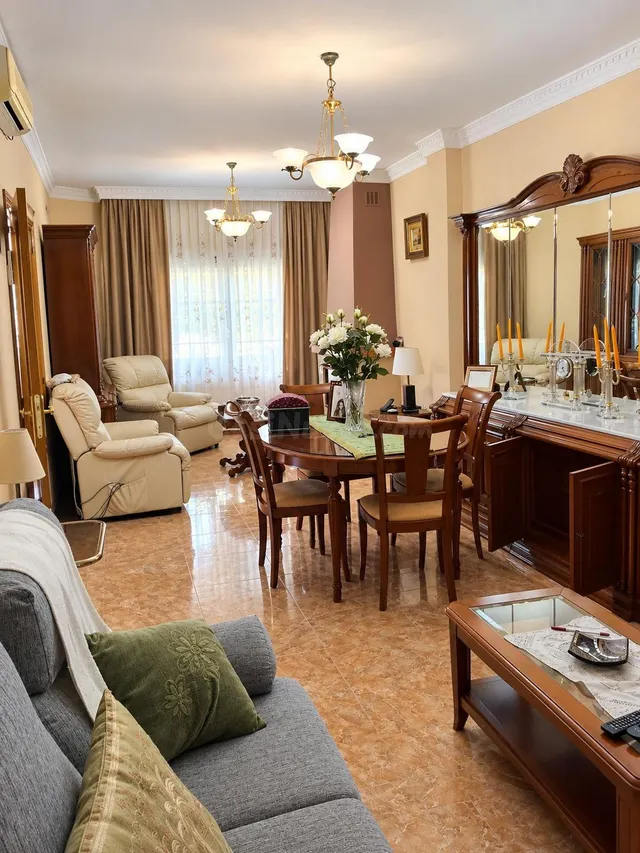 Chalet adosado con piscina y jardín en Urbanización San Luis - foto 3