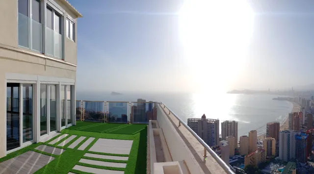 Impresionante Ático -Dúplex reformado de lujo y vistas magnificas al mar y bahía de Benidorm. — 4